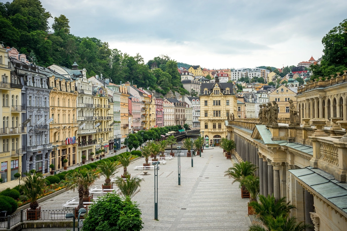 Book a private bus from Prague to Karlovy Vary 